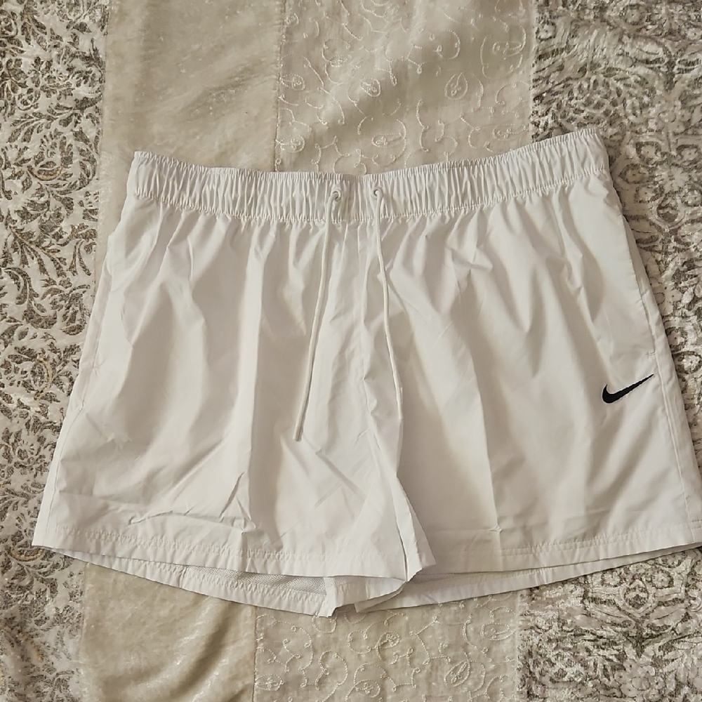 Nike XL Essential Repel Mid-Rise Shorts - XL